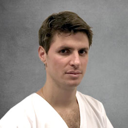 › Odontólogo, UNC.
› Magister en ATM, Universidad Andrés Bello, Chile.
› Odontología general, implantes y estética.